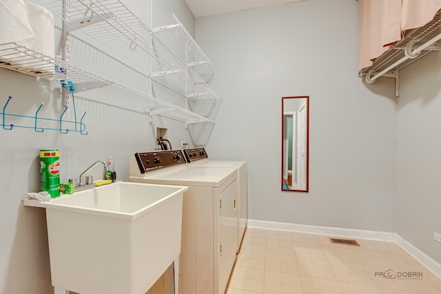 2208 Sanctuary Ct, Gurnee, IL 60031 - laundry area featuring washing machine and clothes dryer and baseboards