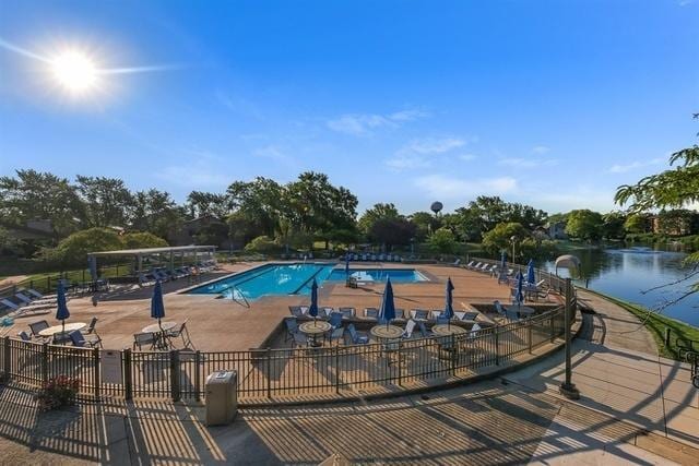 601 Lake Hinsdale Dr Unit 209, Willowbrook, IL 60527 - community pool with a patio area