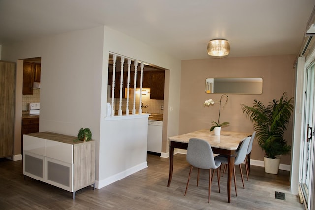 285 Ashland Ct Unit 1, Buffalo Grove, IL 60089 - dining area featuring wood finished floors and baseboards