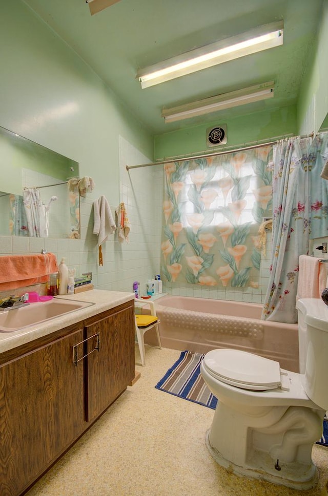 5145 S Troy St, Chicago, IL 60632 - full bath featuring shower / tub combo, vanity, and decorative backsplash