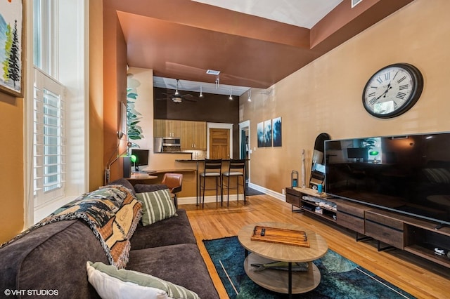 909 W Wisconsin St Unit 1M, Chicago, IL 60614 - living room with wood finished floors and ceiling fan