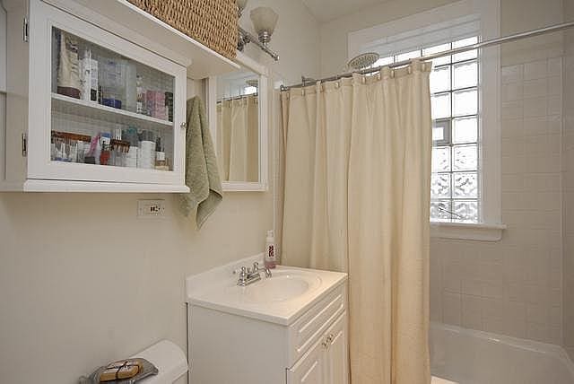 3135 W Leland Ave Unit 3W, Chicago, IL 60625 - full bath with vanity and shower / bath combo