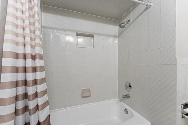 6S184 Lakewood Dr, Naperville, IL 60540 - bathroom featuring shower / bath combo with shower curtain