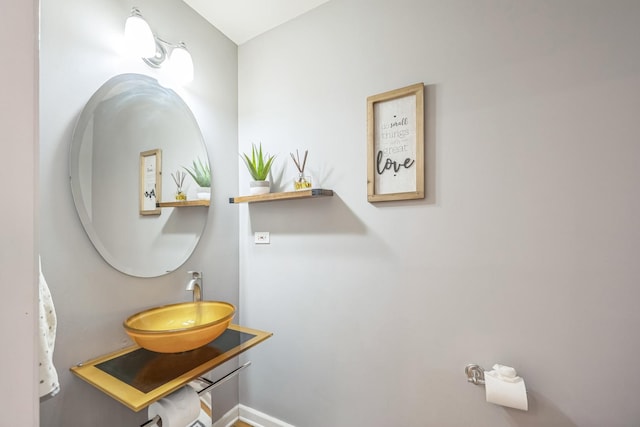 641 S Maple Ave Unit I, Oak Park, IL 60304 - bathroom featuring a sink and baseboards
