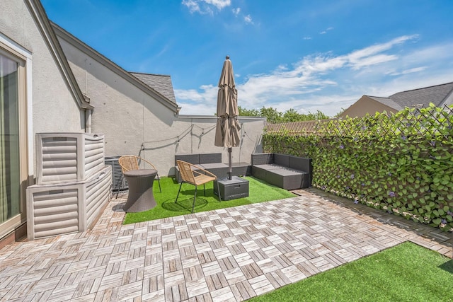 641 S Maple Ave Unit I, Oak Park, IL 60304 - fenced backyard with a patio area and an outdoor living space