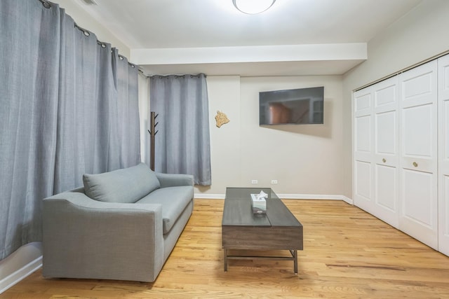 641 S Maple Ave Unit I, Oak Park, IL 60304 - living area featuring light wood-type flooring and baseboards
