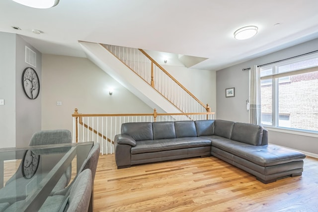 641 S Maple Ave Unit I, Oak Park, IL 60304 - living room featuring light wood-type flooring and baseboards