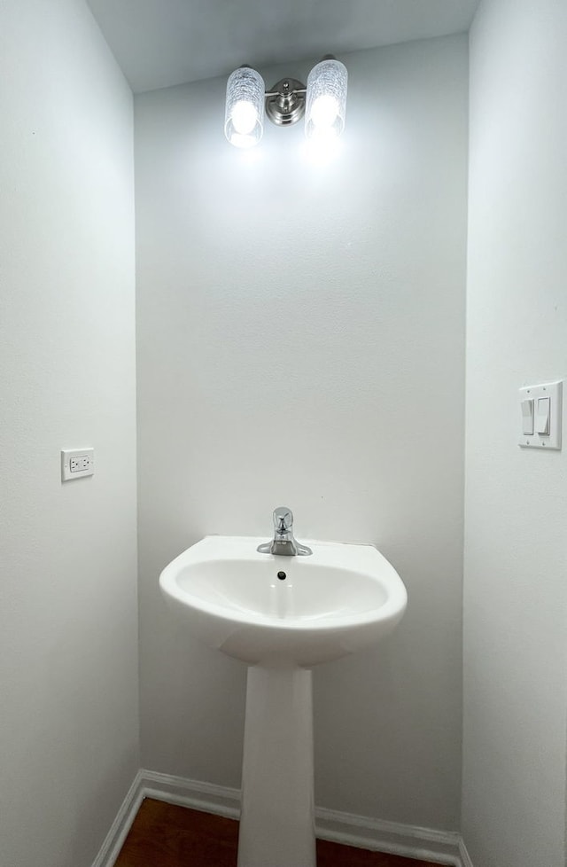 635 Conservatory Ln Unit 635, Aurora, IL 60502 - bathroom featuring baseboards and a sink