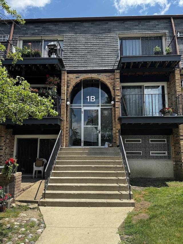 1B E Dundee Quarter Dr Unit 102, Palatine, IL 60074 - view of building exterior featuring stairway
