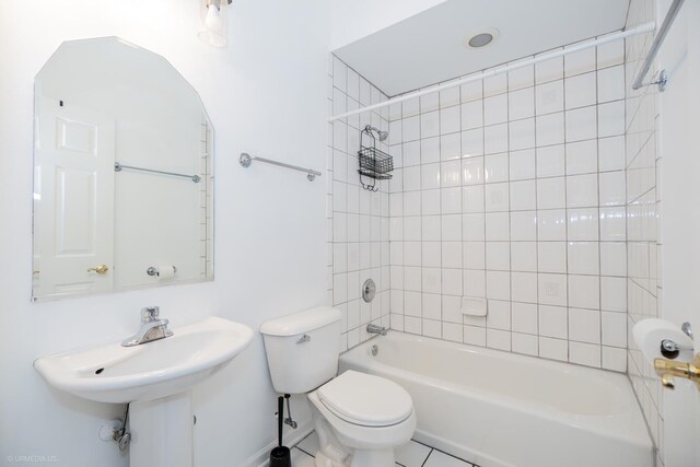 4536 N Sheridan Rd Unit 104, Chicago, IL 60640 - bathroom featuring toilet and shower / washtub combination