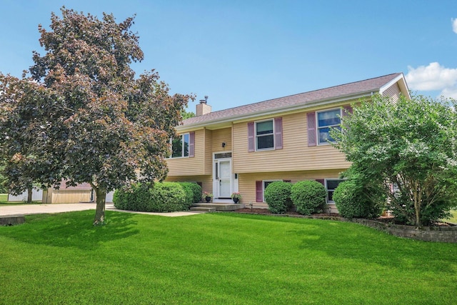 2642 N 3739th Rd, Sheridan, IL 60551 - split foyer home featuring a chimney and a front yard