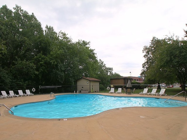 1 Renaissance Pl Unit 1212, Palatine, IL 60067 - community pool with a patio