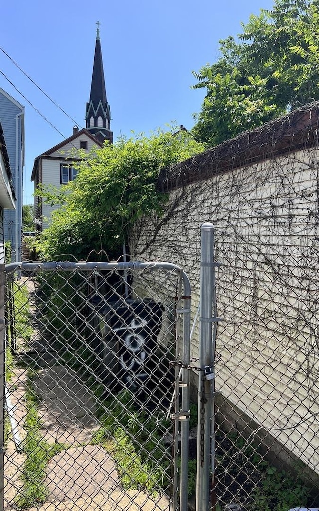 9036 S Houston Ave, Chicago, IL 60617 - view of gate