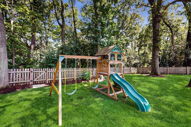 39 Keswick Ct, Lincolnshire, IL 60069 - view of playground featuring a fenced backyard and view of wooded area