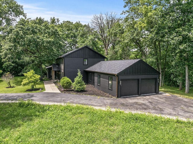 692 S Waukegan Rd, Lake Forest, IL 60045 - view of front of home featuring a front lawn and a garage
