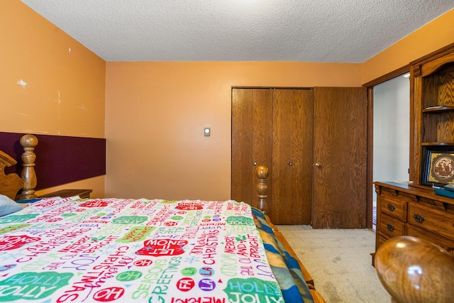 2612 Valkar Ln, Champaign, IL 61822 - bedroom featuring carpet, a closet, and a textured ceiling