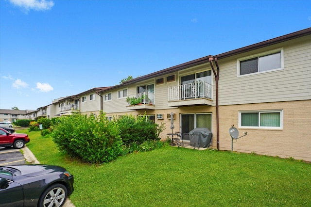 860 E Old Willow Rd Unit 228, Prospect Heights, IL 60070 - back of property with a yard, a balcony, and a residential view