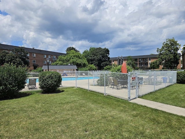 520 Burning Tree Ln Unit 111, Naperville, IL 60563 - surrounding community with a swimming pool