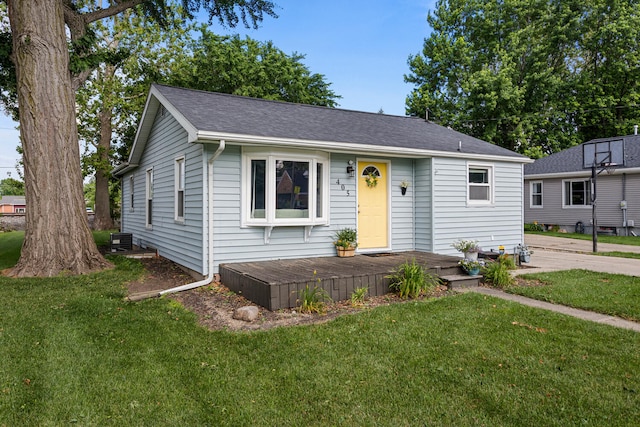 405 N Vorcey St, Tolono, IL 61880 - view of front of property featuring a front lawn, roof with shingles, and a deck