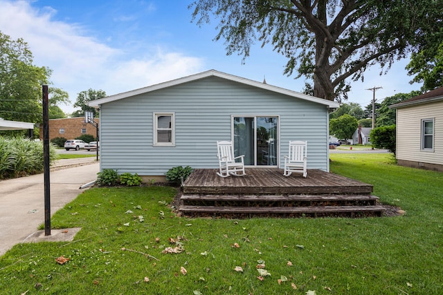 405 N Vorcey St, Tolono, IL 61880 - rear view of property with a wooden deck and a yard