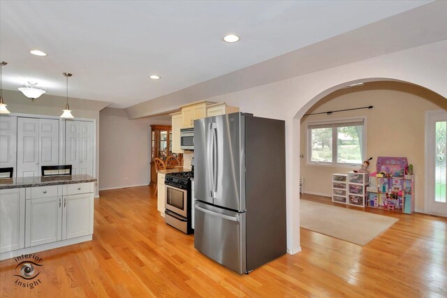 352 Rye Rd, Mundelein, IL 60060 - kitchen featuring stainless steel appliances, arched walkways, light wood finished floors, and recessed lighting