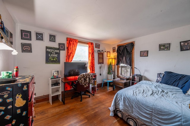 415 S Franklin Ave, Polo, IL 61064 - bedroom with wood finished floors and baseboards