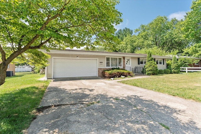 1356 Briarcliff Dr, Rantoul, IL 61866 - view of front facade featuring a garage, driveway, and a front yard
