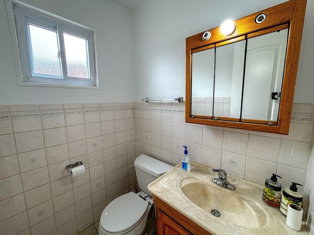 8664 Gregory Ln Unit E, Des Plaines, IL 60016 - bathroom featuring tile walls and vanity