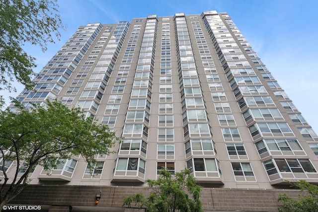 720 W Gordon Ter Unit 18R, Chicago, IL 60613 - view of apartment building / complex