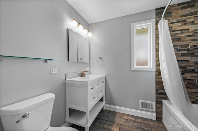 206 N Broadview Ave, Lombard, IL 60148 - full bath featuring vanity, wood finished floors, and shower / bath combo