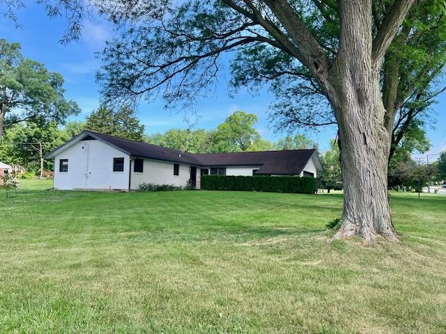 909 N Brinton Ave, Dixon, IL 61021 - view of green lawn