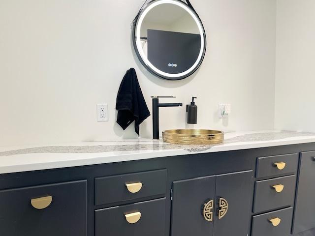 909 N Brinton Ave, Dixon, IL 61021 - bathroom with double vanity