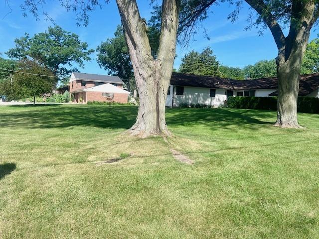909 N Brinton Ave, Dixon, IL 61021 - view of grassy yard
