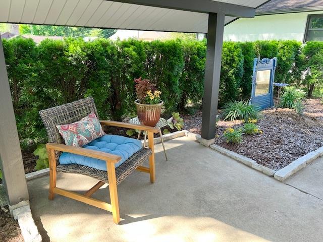 909 N Brinton Ave, Dixon, IL 61021 - view of patio