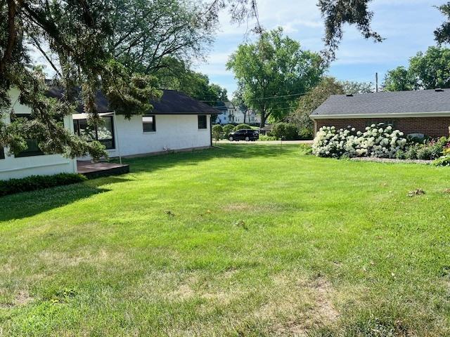 909 N Brinton Ave, Dixon, IL 61021 - view of grassy yard
