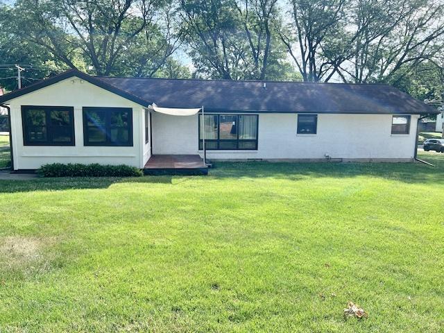 909 N Brinton Ave, Dixon, IL 61021 - ranch-style home featuring a front yard and stucco siding