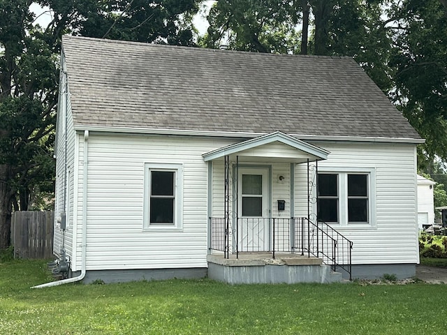 1506 17th Ave, Sterling, IL 61081 - cape cod-style house featuring roof with shingles