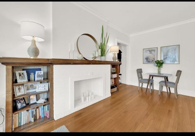 1040 Washington Blvd Unit 2, Oak Park, IL 60302 - sitting room with ornamental molding and wood finished floors