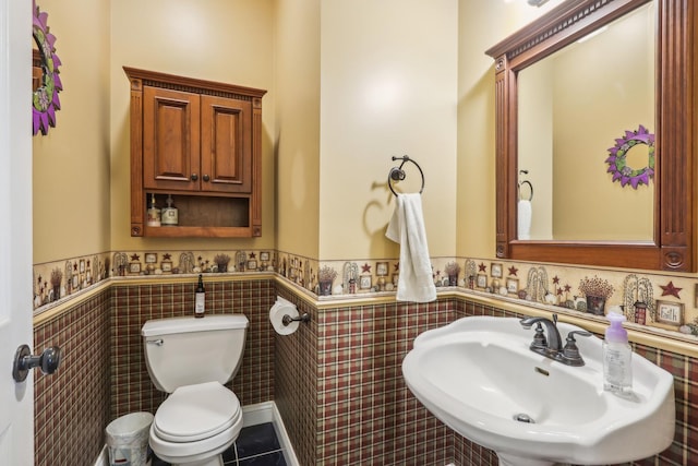 688 Fox Holw, Dekalb, IL 60115 - bathroom with a wainscoted wall, tile walls, and tile patterned floors