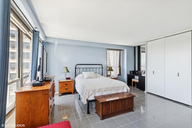 5050 S E End Ave Unit 9C, Chicago, IL 60615 - tiled bedroom featuring a closet