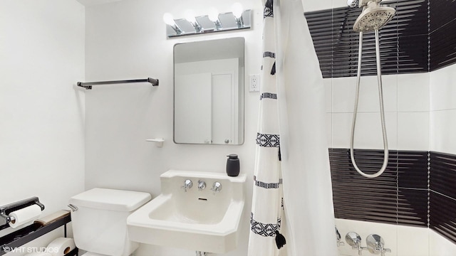 5050 S E End Ave Unit 9C, Chicago, IL 60615 - bathroom featuring toilet and a shower with curtain