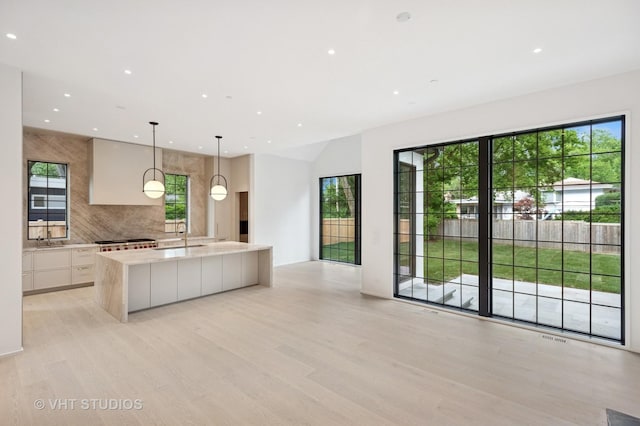 759 Strawberry Hill Dr, Glencoe, IL 60022 - kitchen featuring modern cabinets, light wood finished floors, backsplash, plenty of natural light, and recessed lighting