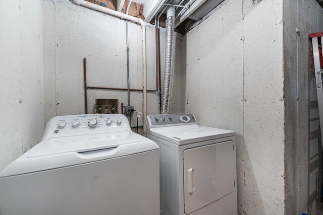 1937 Bayview Ln Unit 0, Aurora, IL 60506 - laundry area with washer and clothes dryer