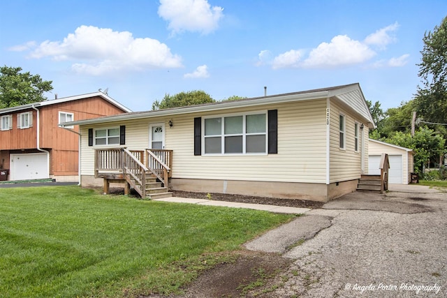4420 Clearview Dr, Mchenry, IL 60050 - ranch-style home featuring a front lawn, a detached garage, an outdoor structure, and crawl space