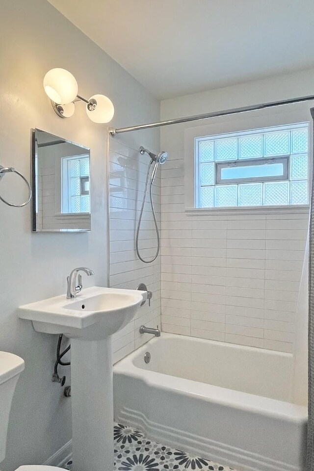 423 Edgewood Pl Unit 2, River Forest, IL 60305 - full bath featuring toilet and shower / washtub combination