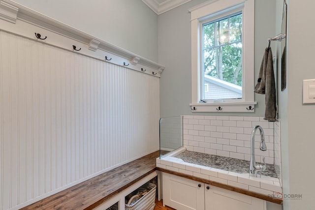 525 Meadow Ln, Libertyville, IL 60048 - mudroom featuring ornamental molding