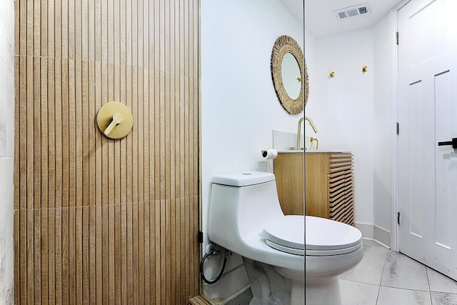 2913 N Kolmar Ave, Chicago, IL 60641 - bathroom with toilet and vanity