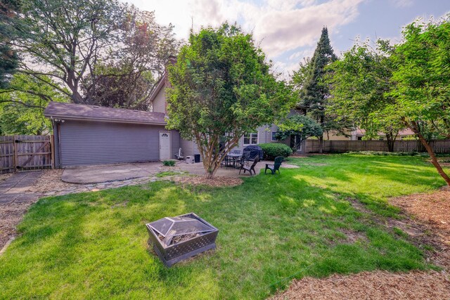 6S503 Bridlespur Dr, Naperville, IL 60540 - fenced backyard with a patio