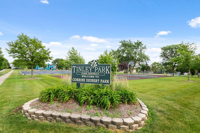 8648 Carriage Ln, Tinley Park, IL 60487 - view of home's community with a lawn and community basketball court
