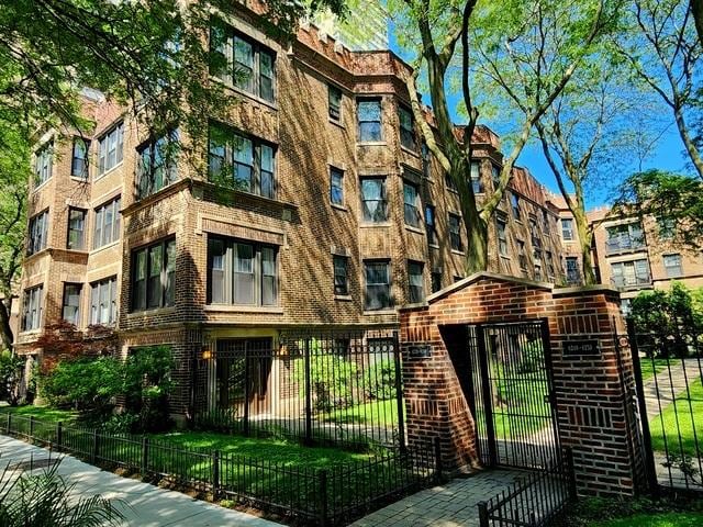 6257 N Sheridan Rd Unit 39, Chicago, IL 60660 - view of apartment building / complex with a fenced front yard